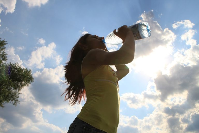 Bere acqua, sì ma non troppo: 8 bicchieri possono essere nocivi