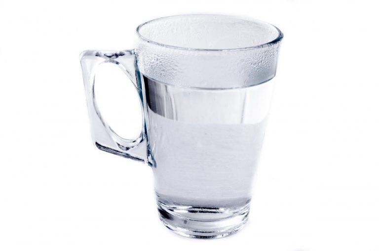 Bere troppa acqua è dannoso: si rischia anche di morire