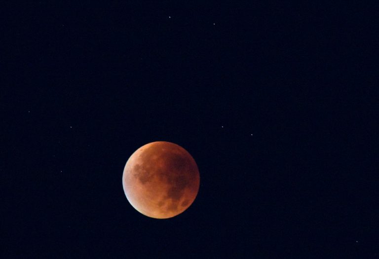 Eclissi di luna: l’incantevole spettacolo ha affascinato mezzo mondo
