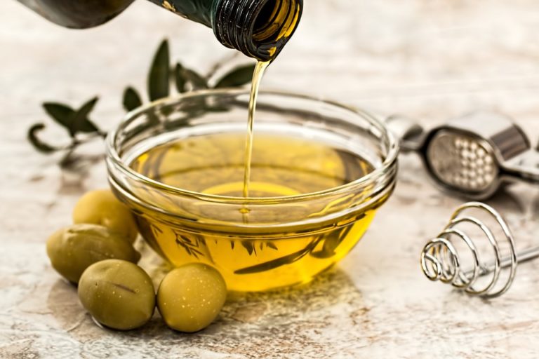 Olio d’oliva: sarà extravergine soltanto essere stato assaggiato dai Panel