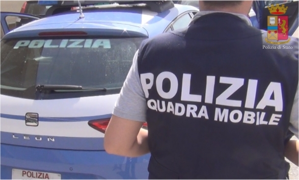 Arresto per droga: l’uomo la stava nascondendo sotto i tavoli