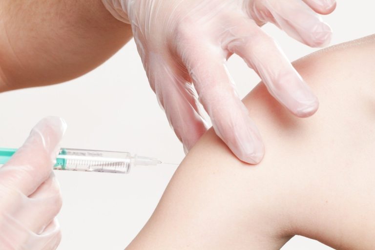 Nuova spinta sui vaccini da Merkerl, Draghi e Macron
